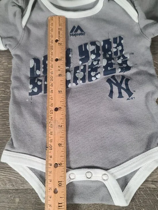 Lot of 2 Majestic New York Yankee Baby Girl's Size 0-3 Onesies. - Picture 14 of 15
